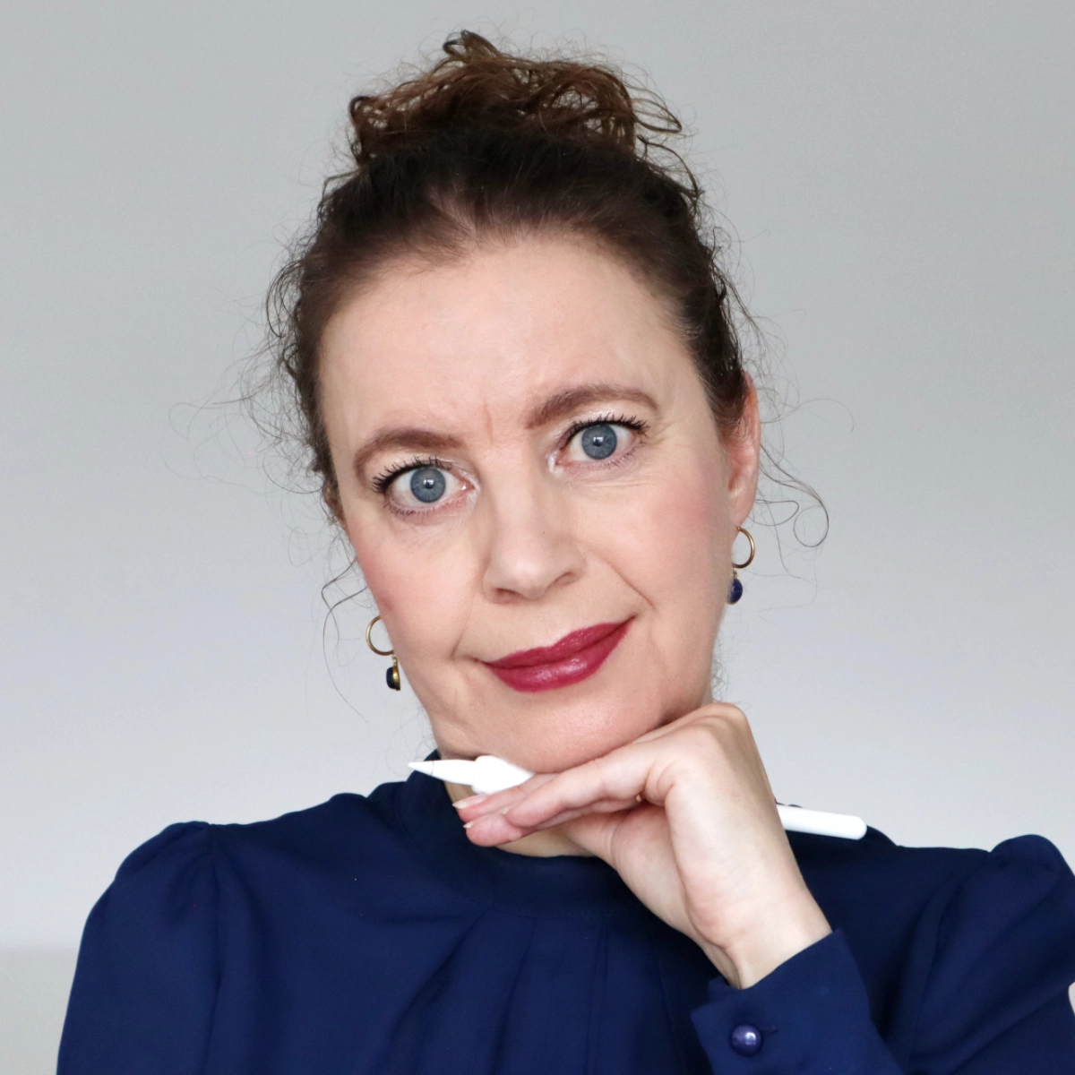 Portretfoto-Paulien-van-de-Kuijlen-Home-3 Portretfoto van Paulien van de Kuijlen voor op de homepage. Ik ben digitaal illustrator en Procreate expert. Op mijn website vind je mijn brushes, Nederlandstalige tutorials en handige tips & trucs.